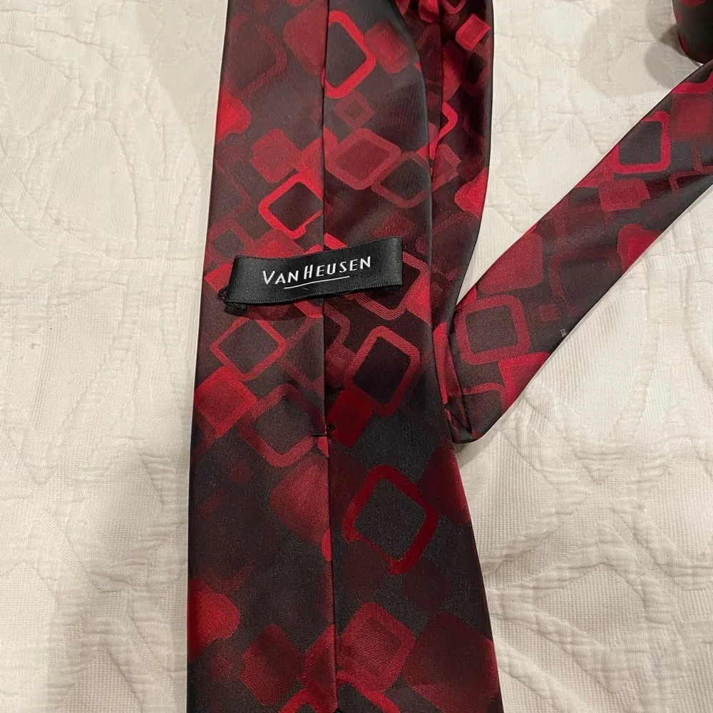 FREE Van Heusen Tie - Picture 3 of 4